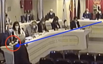 El concejal de Deportes de Majadahonda apaga el micrófono de un vecino para que no se oigan sus palabras al alcalde sobre la piscina