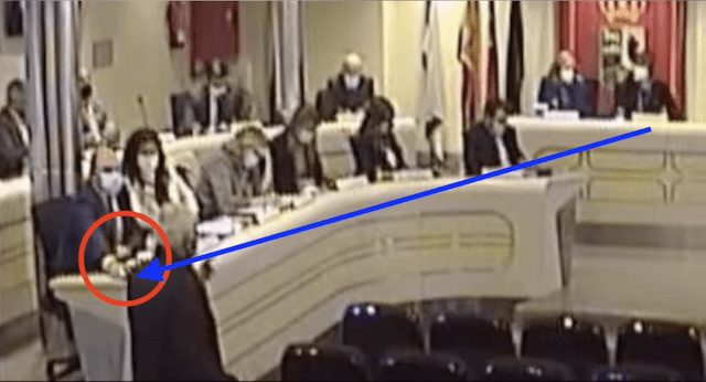 El concejal de Deportes de Majadahonda apaga el micrófono de un vecino para que no se oigan sus palabras al alcalde sobre la piscina