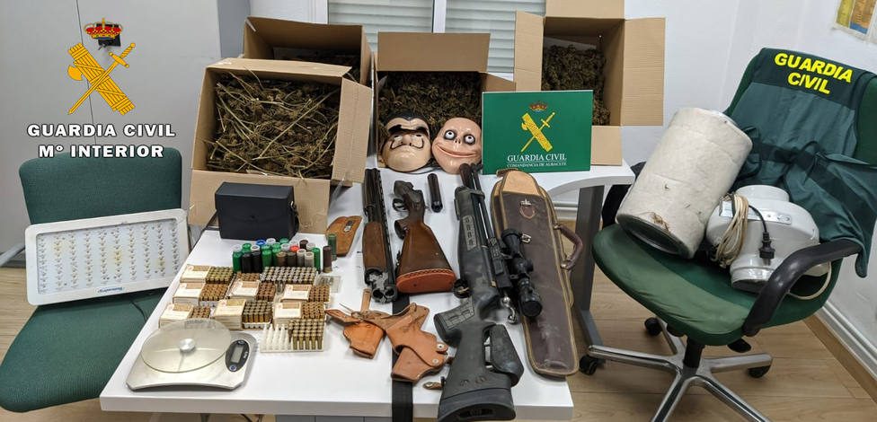 Una escopeta robada en Majadahonda aparece en manos de un «camello» de marihuana en Albacete que tenía 8.500 «porros»