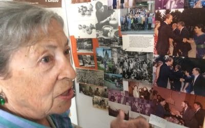 La escultora de Majadahonda Carmen Perujo cumple 92 años con un regalo especial: sus 8 palomas «vuelan» a la Muralla de Sevilla