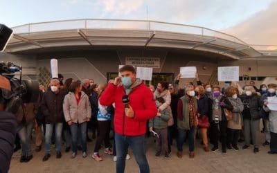 La prensa local y la televisión dieron cobertura informativa a la protesta por el cierre de la piscina de Huerta Vieja