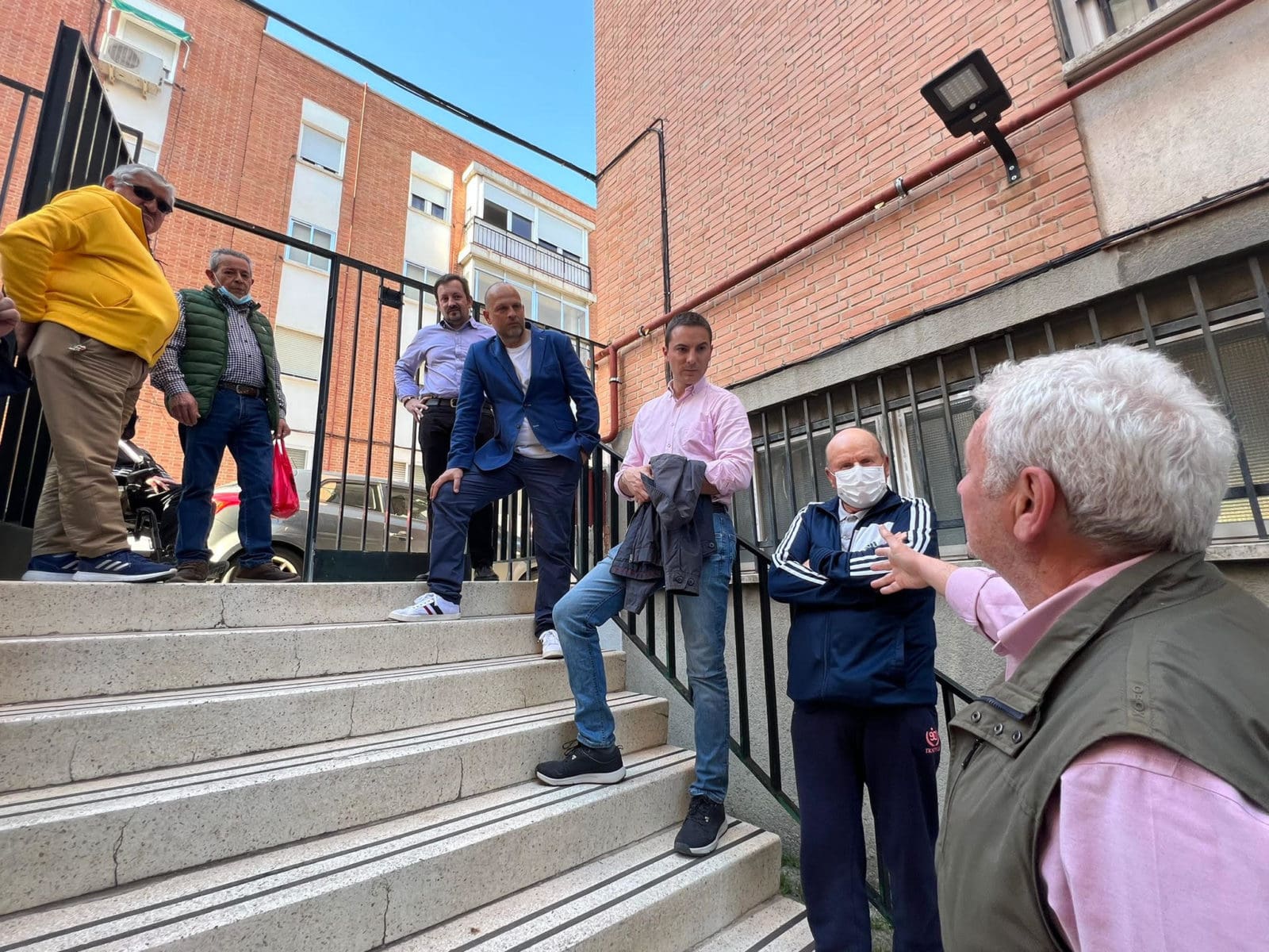 El candidato del PSOE a la Comunidad de Madrid visita Majadahonda dos veces en una semana