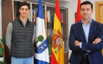 El torero de Majadahonda Yon Lamothe, recibido con honores por el alcalde de Valdemorillo en el Ayuntamiento