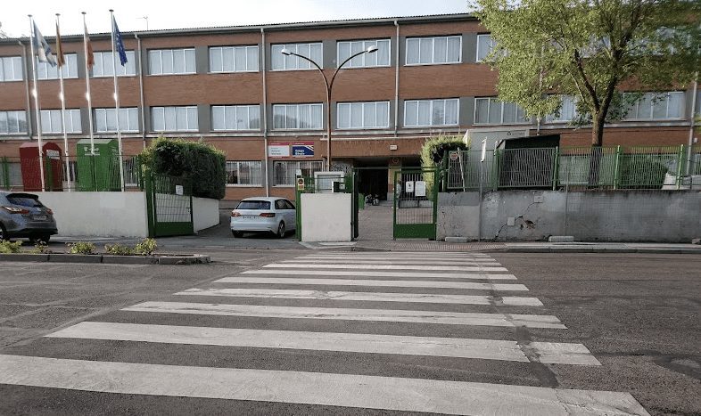 Padres y madres del colegio Machado Majadahonda protestan por el retraso en las obras: prometieron 5 meses y serán al menos 12