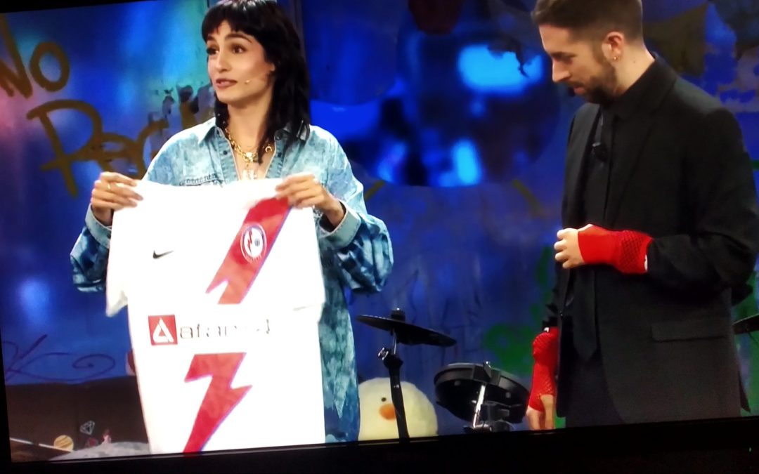David Broncano regala a Natalia Lacunza la camiseta del Rayo Majadahonda pero se olvida de «colgarlo» en Youtube