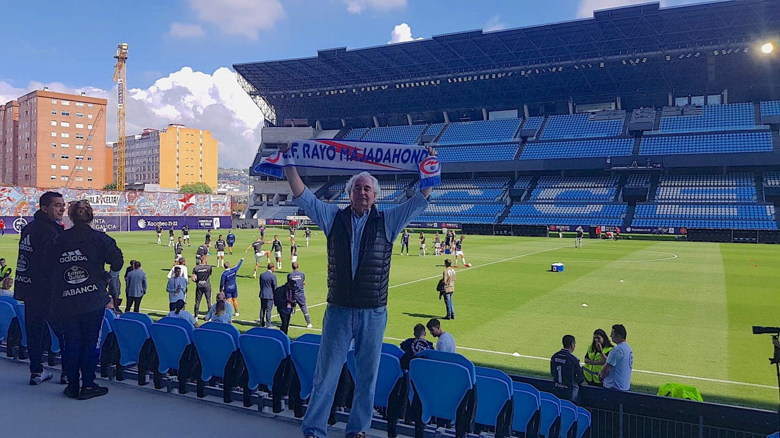 Las fotos de aficionados del Rayo en Vigo y las «pantallas» en Majadahonda y Albacete