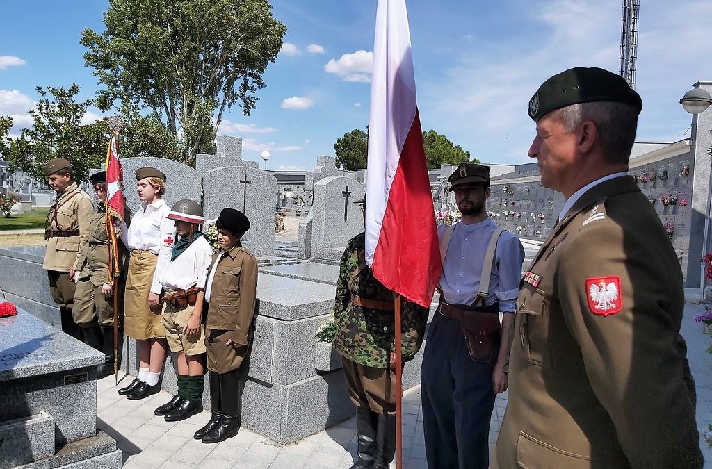 Polonia conmemora en el cementerio de Majadahonda la resistencia al nazismo y comunismo en la tumba del soldado “Stasiek”