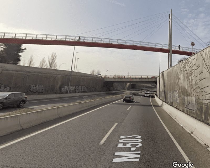 Un joven de 26 años de Las Rozas se cuelga de un puente y la Guardia Civil lo salva poniendo un autobús debajo