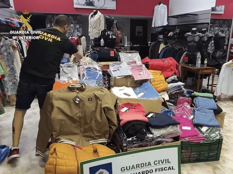 Un empresario de Majadahonda logra desarticular una tienda de falsificación de ropa de marca en Galicia