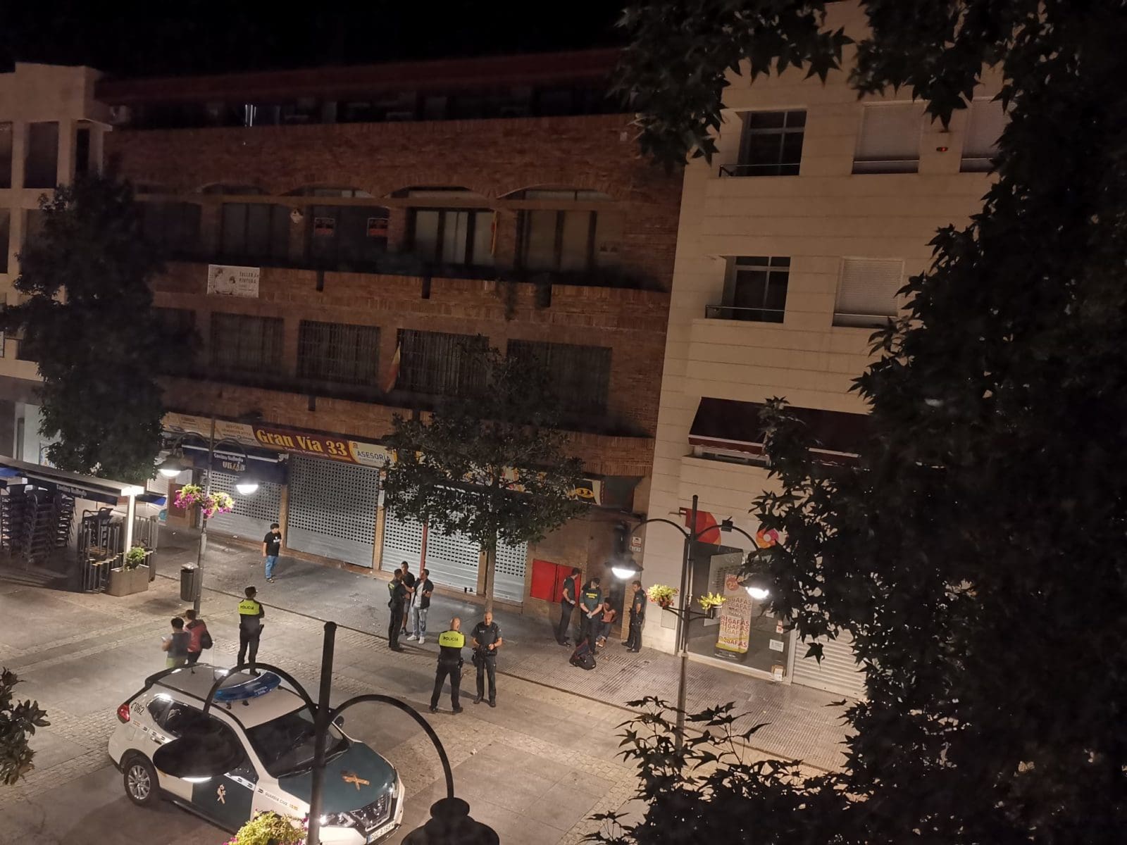 Organizan un partido de fútbol a la 1 de la madrugada en la Gran Vía de Majadahonda y despiertan a los vecinos