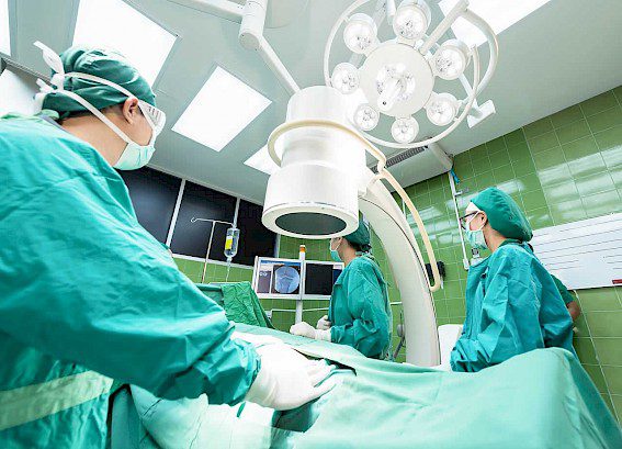 Condenan al Puerta de Hierro Majadahonda a pagar 90.000 a un paciente de 41 años por daños «graves e irreversibles» de un cirujano anónimo