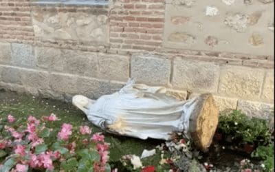 Unos vándalos provocan un acto de sacrilegio contra la virgen en la parroquia de San Miguel de Las Rozas
