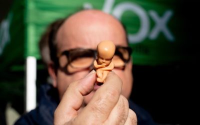 Vox «sacrifica» su rechazo al aborto en Majadahonda: se «traga» el apoyo de Ayuso a cambio de «privilegios» inmobiliarios