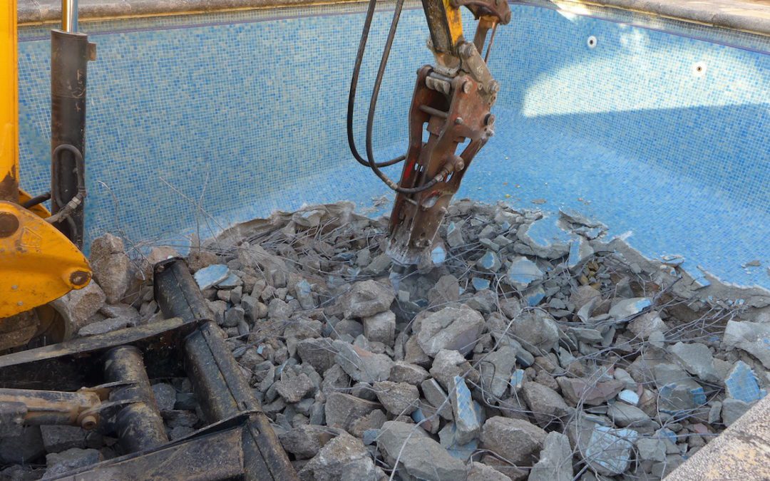 El concejal de Deportes de Majadahonda dice que avanza en la demolición de la piscina de Huerta Vieja: «nos asesora una constructora» 