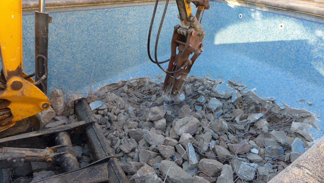 El concejal de Deportes de Majadahonda dice que avanza en la demolición de la piscina de Huerta Vieja: «nos asesora una constructora» 