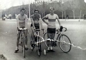 El ciclista Martín Montero Bustillo, primero de la izquierda