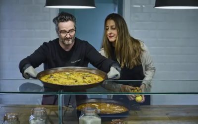 Un aparejador y diseñador de Las Rozas lo deja todo para cocinar «Paellas de Navidad» en el Oeste de Madrid