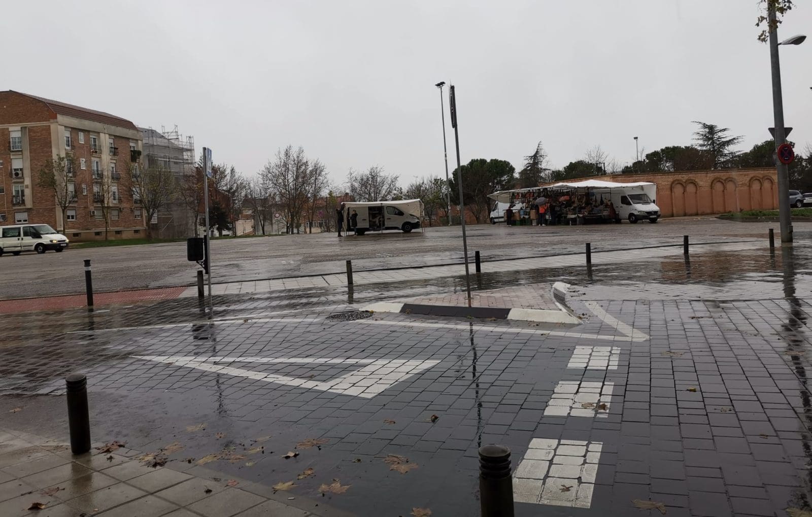 Las lluvias dejan en Majadahonda un joven muerto por accidente de tráfico, garajes inundados y un «escaso» Mercadillo
