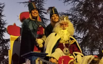 Los Reyes Magos llegaron a Majadahonda con dromedarios, ovación a las ovejas y reparto de peluches