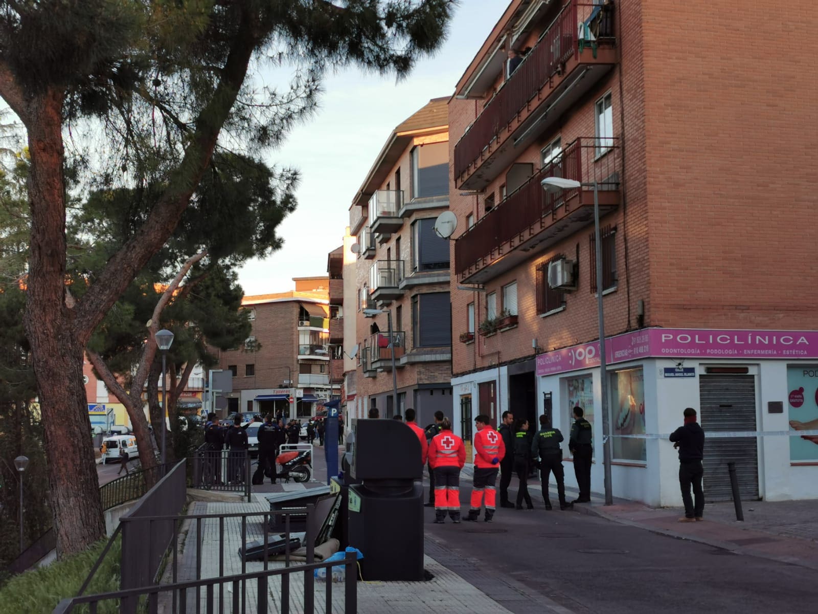 Nuevos incidentes y tensión en la «desokupación» parcial del edificio de Majadahonda: la «película» de Telemadrid