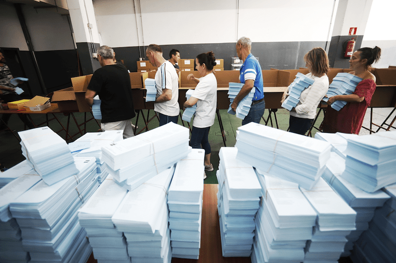 Millones de papeletas electorales quedaron sin reciclar en los contenedores azules: otras anécdotas en Majadahonda