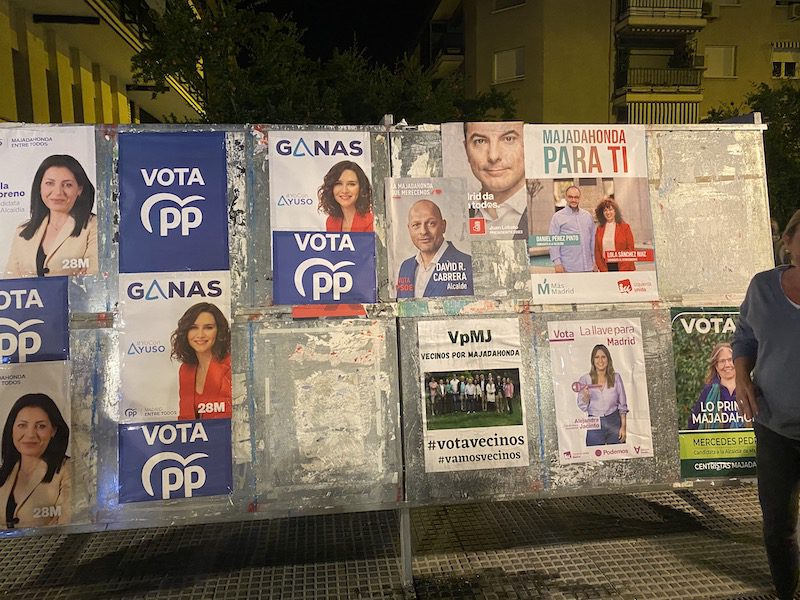 La pegada de carteles en Majadahonda se convierte en un «lugar de culto»: 1ª noche electoral