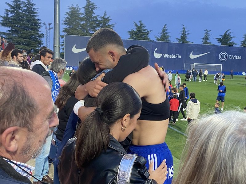 Las 66 fotos y nombres de una afición de Primera: la ciudad se vuelca en el Cerro del Espino y consagra la permanencia del Rayo Majadahonda 