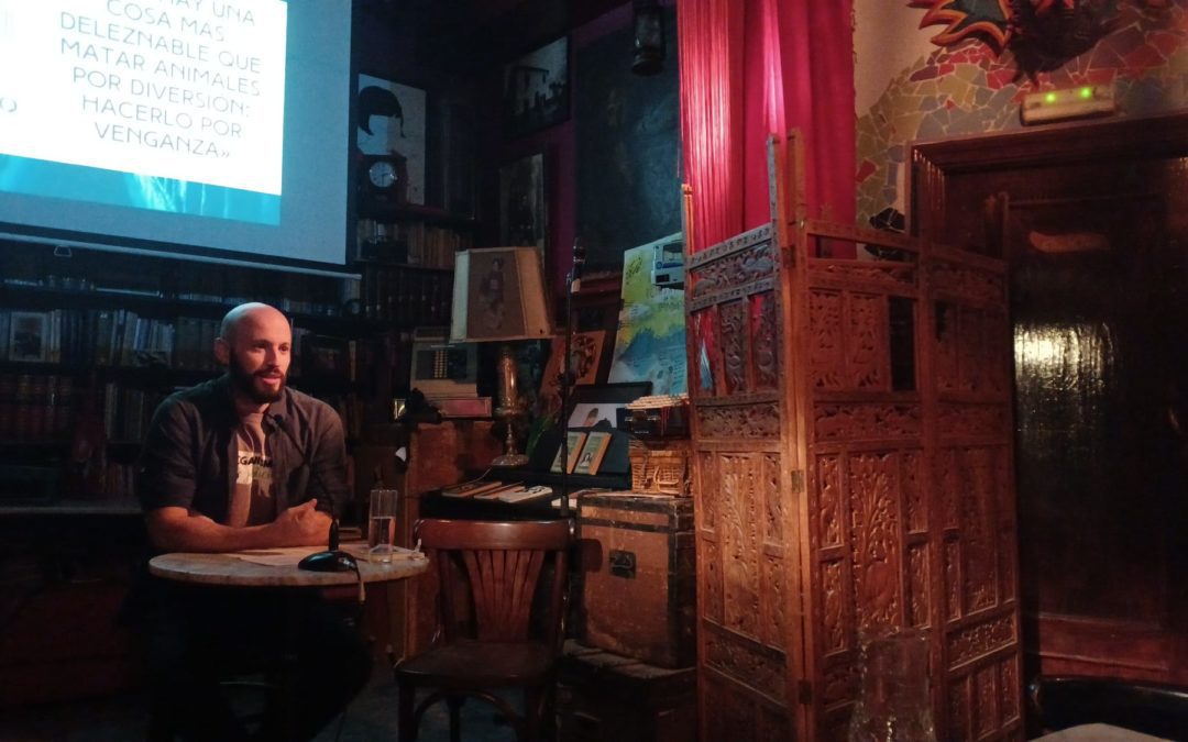 El escritor Ignacio Samper presenta en Majadahonda  «Descarnado» tras regresar de Praga