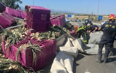 Majadahonda: el calor asfixia a un obrero a las 7 de la tarde y un camión revienta una rueda y pierde su carga de verdura