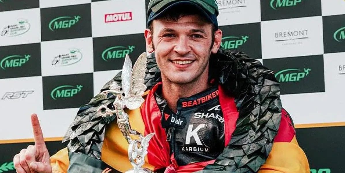 Motos: Víctor López (Majadahonda), primer español que gana la carrera de Isla de Man a 248 km/h con la pista mojada