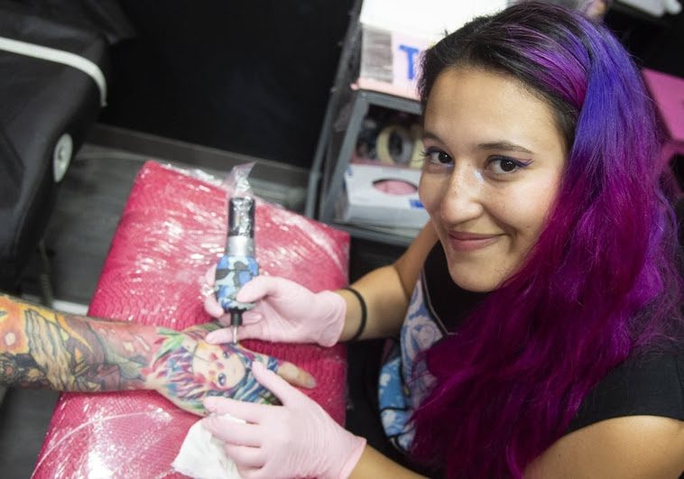 Alex Sunflower, una tatuadora de Majadahonda que atrae a la generación Z para decidir sus vacaciones en el Oeste de Madrid