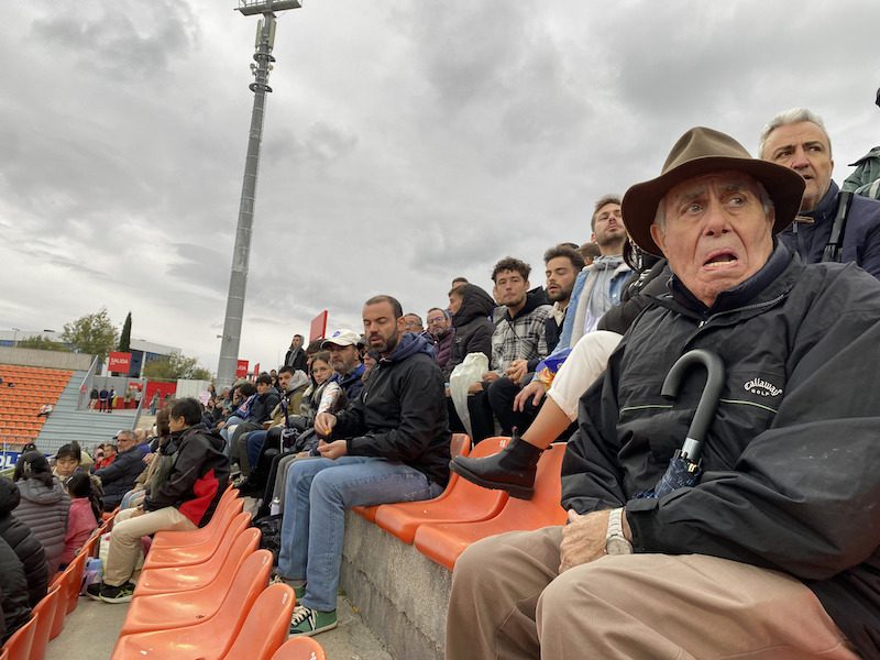 35 fotos de la afición y «Revista de Prensa»: 5 crónicas del partido entre el Rayo Majadahonda y el CD Lugo en el Cerro del Espino