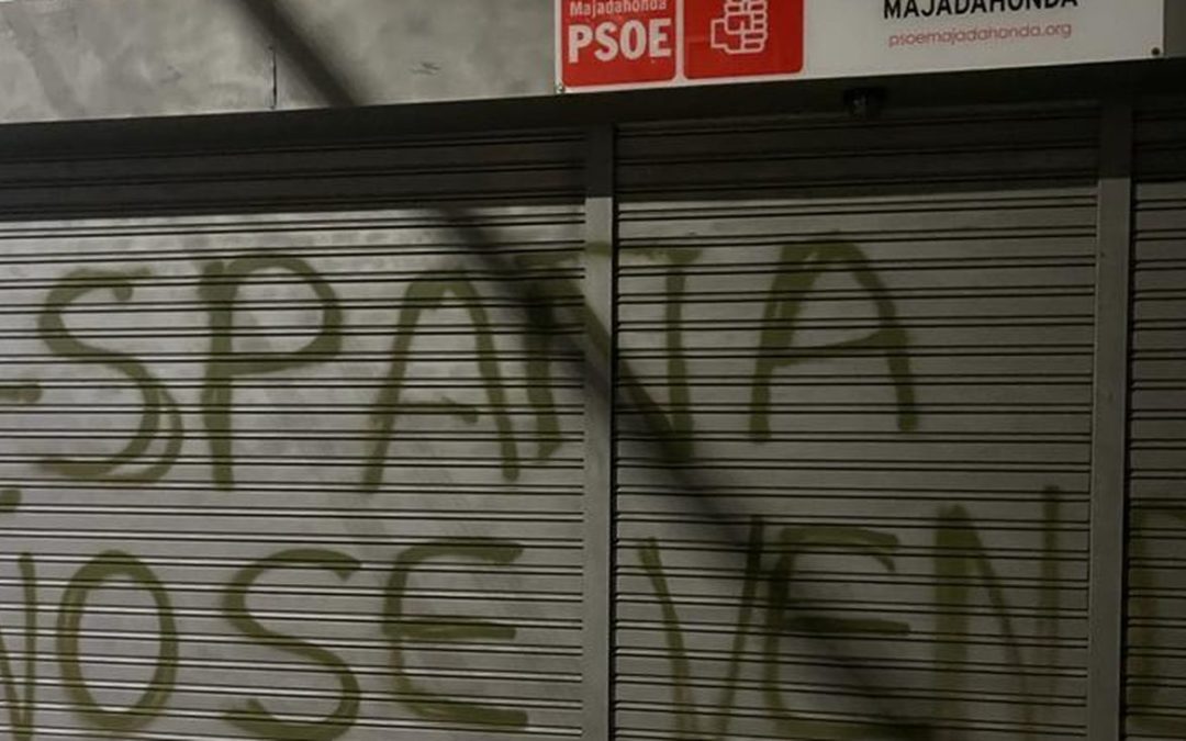 Unos vándalos pintan la sede del PSOE en Majadahonda con la leyenda «España no se vende»: el Ayuntamiento (PP) dice que la limpiará