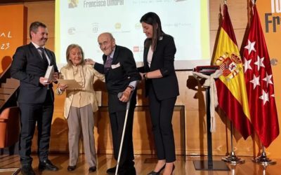 El PP de Majadahonda entrega en Madrid el Premio Umbral al escritor y académico Álvaro Pombo