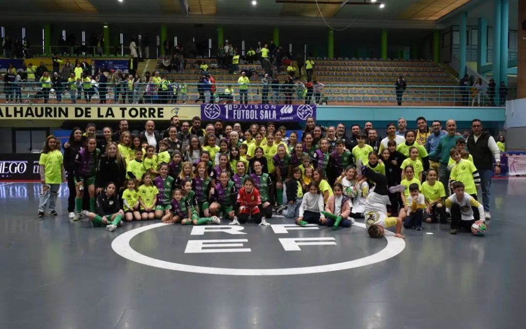 El alcalde y Ayuntamiento de Alhaurín de la Torre (Málaga) se vuelcan con el fútbol sala femenino para vencer al Rayo Majadahonda: 300 aficionados agradecen el gesto