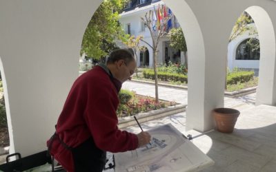 Poty Castillo (Telemadrid), el mítico cantante Ismael y el pintor Esteban Cabezas, en la plaza del Ayuntamiento de Majadahonda