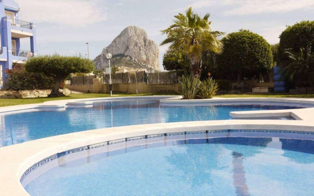Agatha Martínez ofrece villas y apartamentos con piscina y playa en Calpe