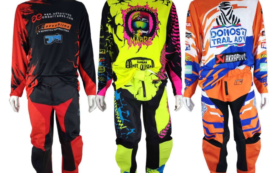 ADHESIVOSEMBARRADOS cuenta con un amplio catálogo de ropa de motocross personalizada