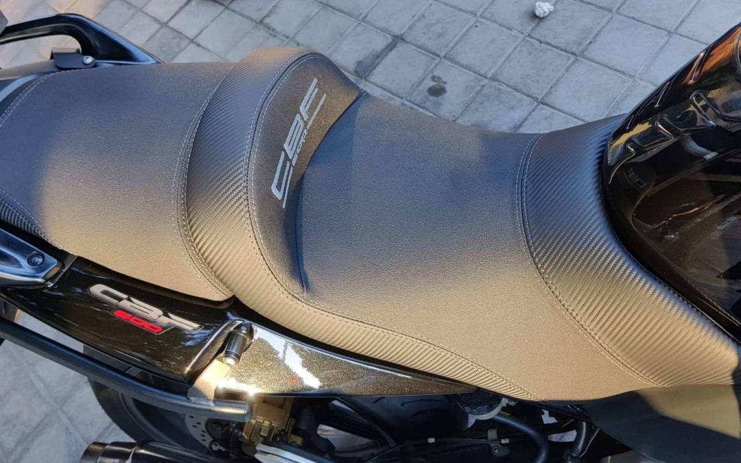 Disfrutar al máximo los viajes de carretera con un asiento confort para motos de JM Fundas