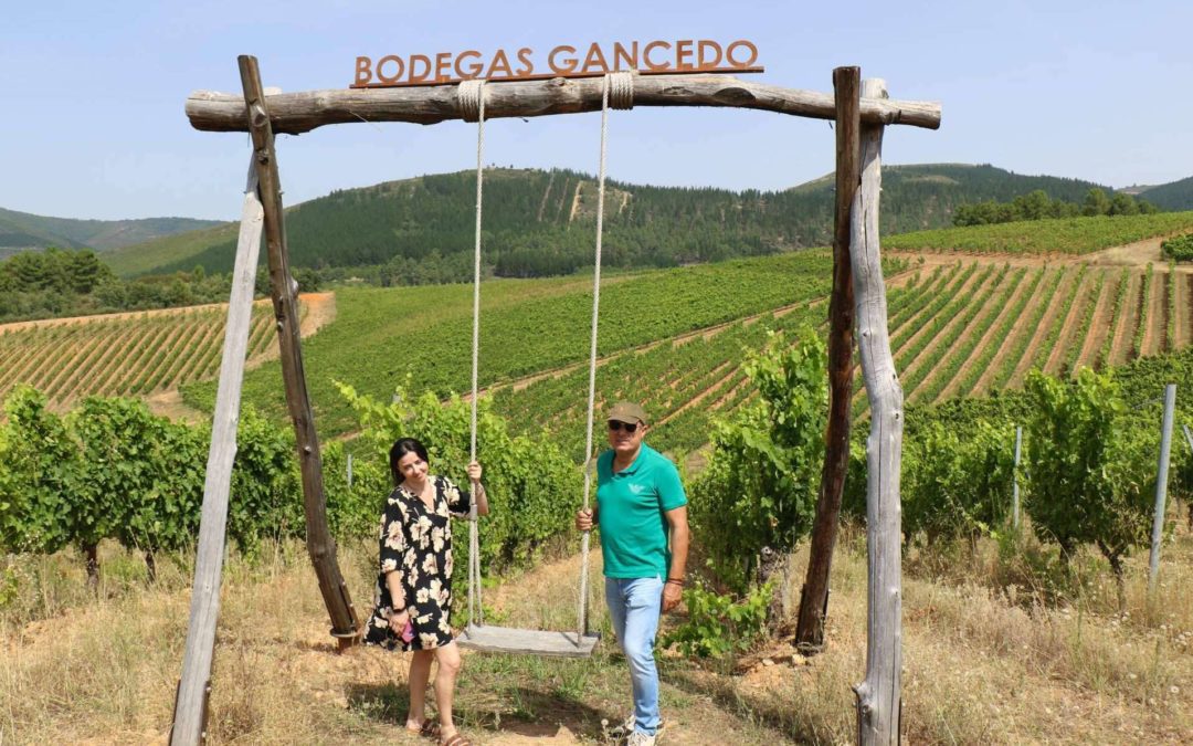 La sumiller María José Huertas visita los viñedos de El Bierzo en tierras de Gancedo