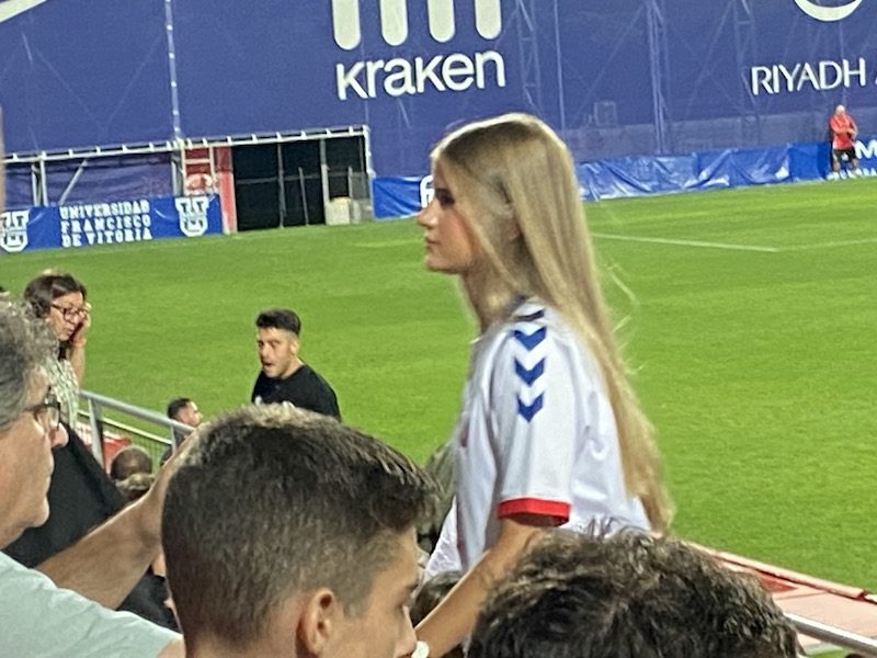 Las mejores imágenes de las chicas de Majadahonda que también van al fútbol a animar al Rayo: un estudio sociológico