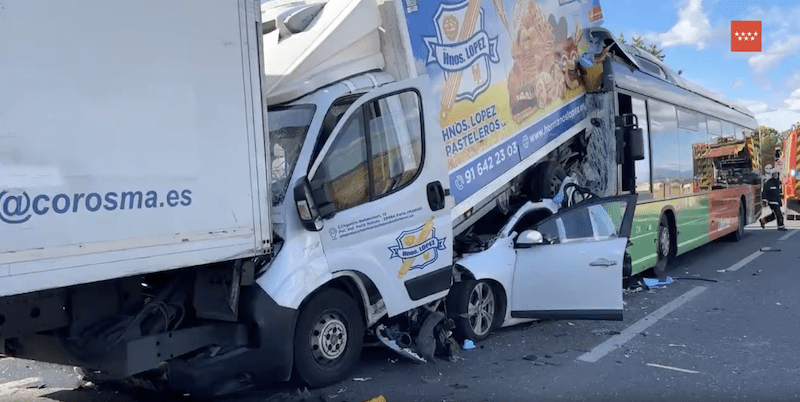 «Milagro» en la M-600 de Brunete: chocan 2 camiones, 1 autobús y un coche y los 10 heridos salen ilesos