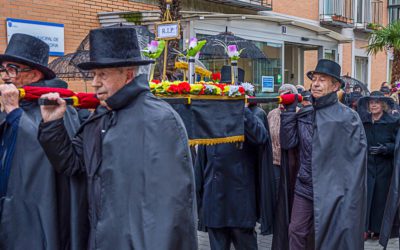 “La Panda del Foco”: los tres fotógrafos jubilados de Majadahonda exponen su espectacular «Entierro de la Sardina» en el Centro de Mayores