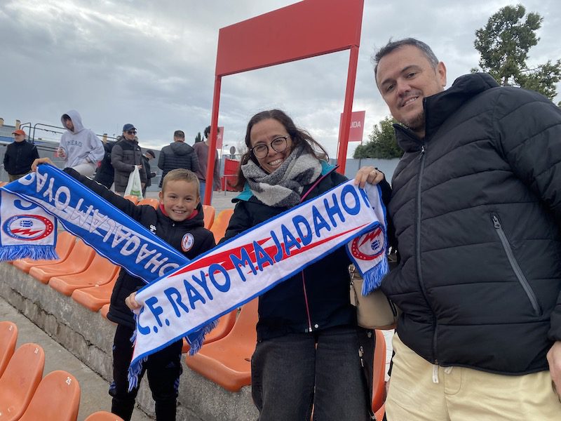 40 fotos y 4 crónicas del Rayo Majadahonda contra el «Sanse»: la prensa destaca al portero Adri, al medio Guille Berzal y al delantero Simeone