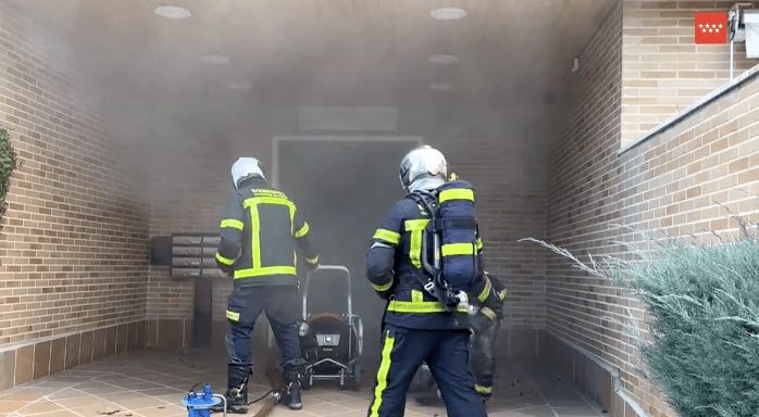 Una casa calcinada, 16 viviendas desalojadas y tres gatos muertos por un devastador incendio en Majadahonda