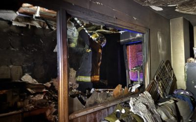 Un incendio nocturno en Majadahonda deja una vivienda calcinada y 11 personas atendidas, 3 intoxicadas con monóxido de carbono: vídeo y fotos