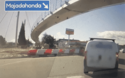 Las «eternas» obras del puente de Roza Martín (Majadahonda) provocan el accidente por una imprudente furgoneta: «Esa rotonda es un auténtico asco»