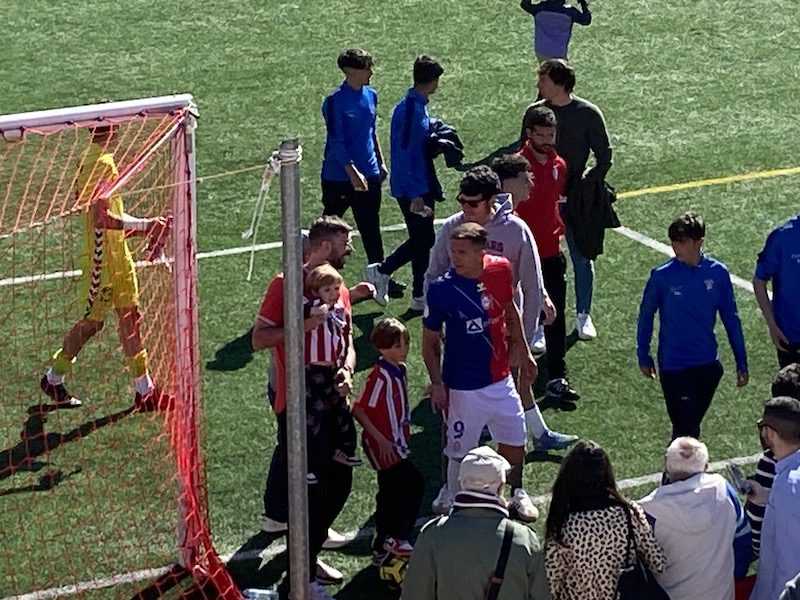 Las fotos de la afición del Rayo Majadahonda en Usera y los elogios de la prensa deportiva por su «partidazo» frente al Moscardó