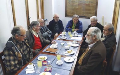 El Rincón de Pensar: los beneficios de hablar en los mayores, las botellas de vino, el humor y 3 adivinanzas