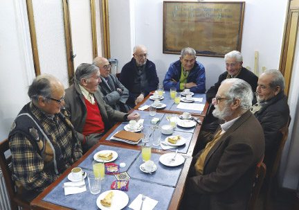 El Rincón de Pensar: los beneficios de hablar en los mayores, las botellas de vino, el humor y 3 adivinanzas